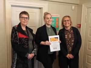 Birna Guðrún tekur við styrk til Bjarmahlíðar frá Þórhildi og Kristínu List frá Zontaklúbbunum á Akureyri.